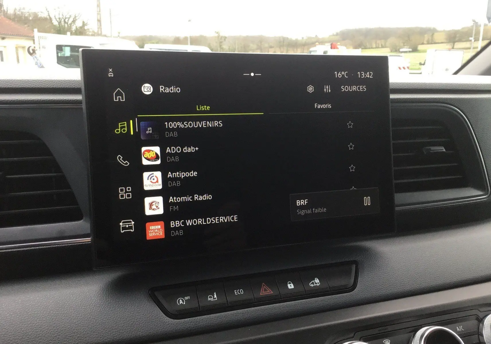 Écran tactile central du tableau de bord du Renault Master 2026 affichant les stations radio DAB, vue intérieure avant.
