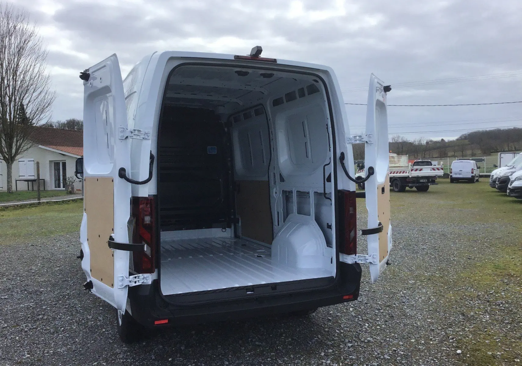 Vue arrière du Renault Master blanc 2026 avec portes ouvertes montrant l'espace de chargement vide et dégagé.