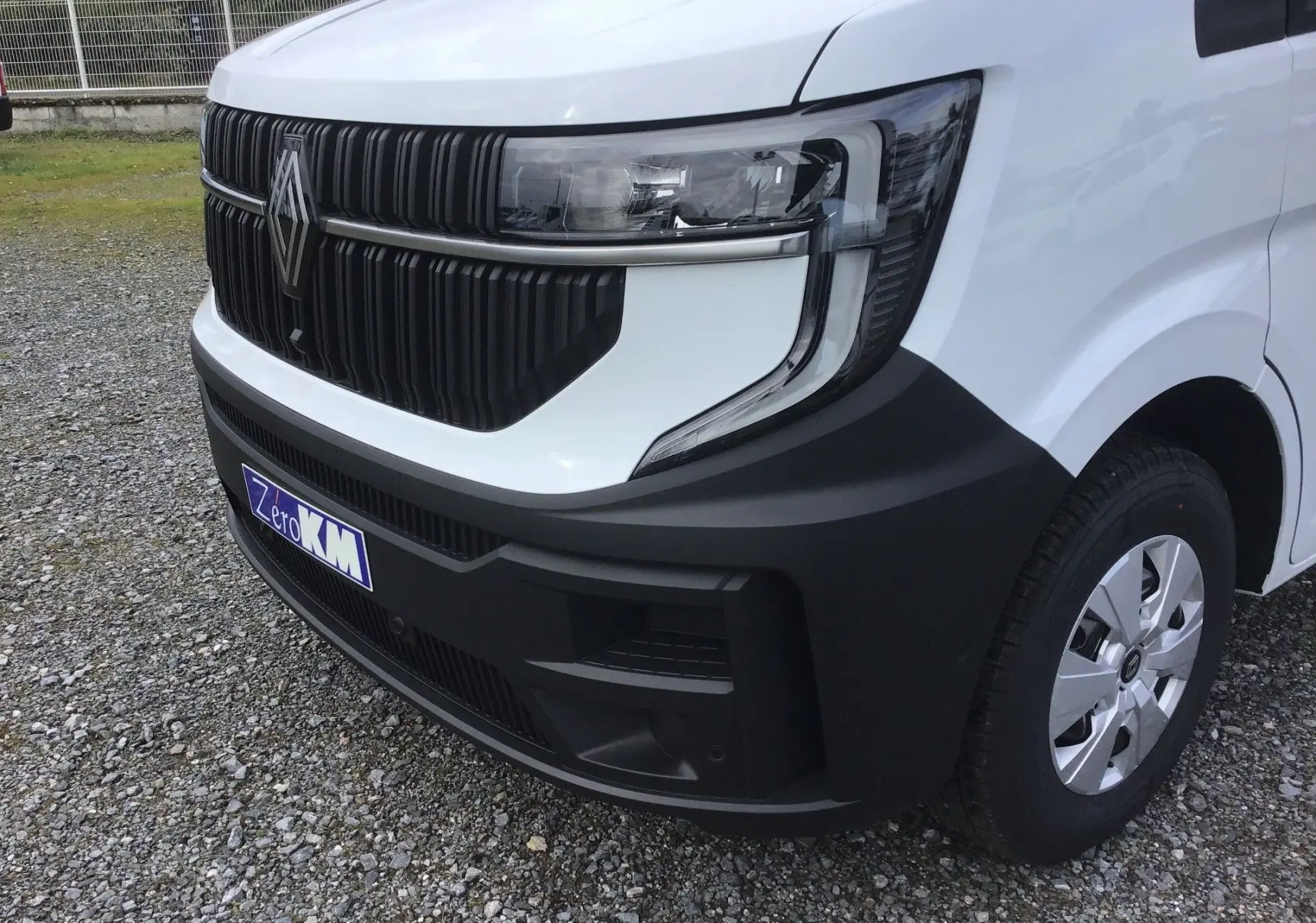 Vue de face droite du Renault Master blanc 2026 avec calandre noire verticale et pare-chocs noir mat.