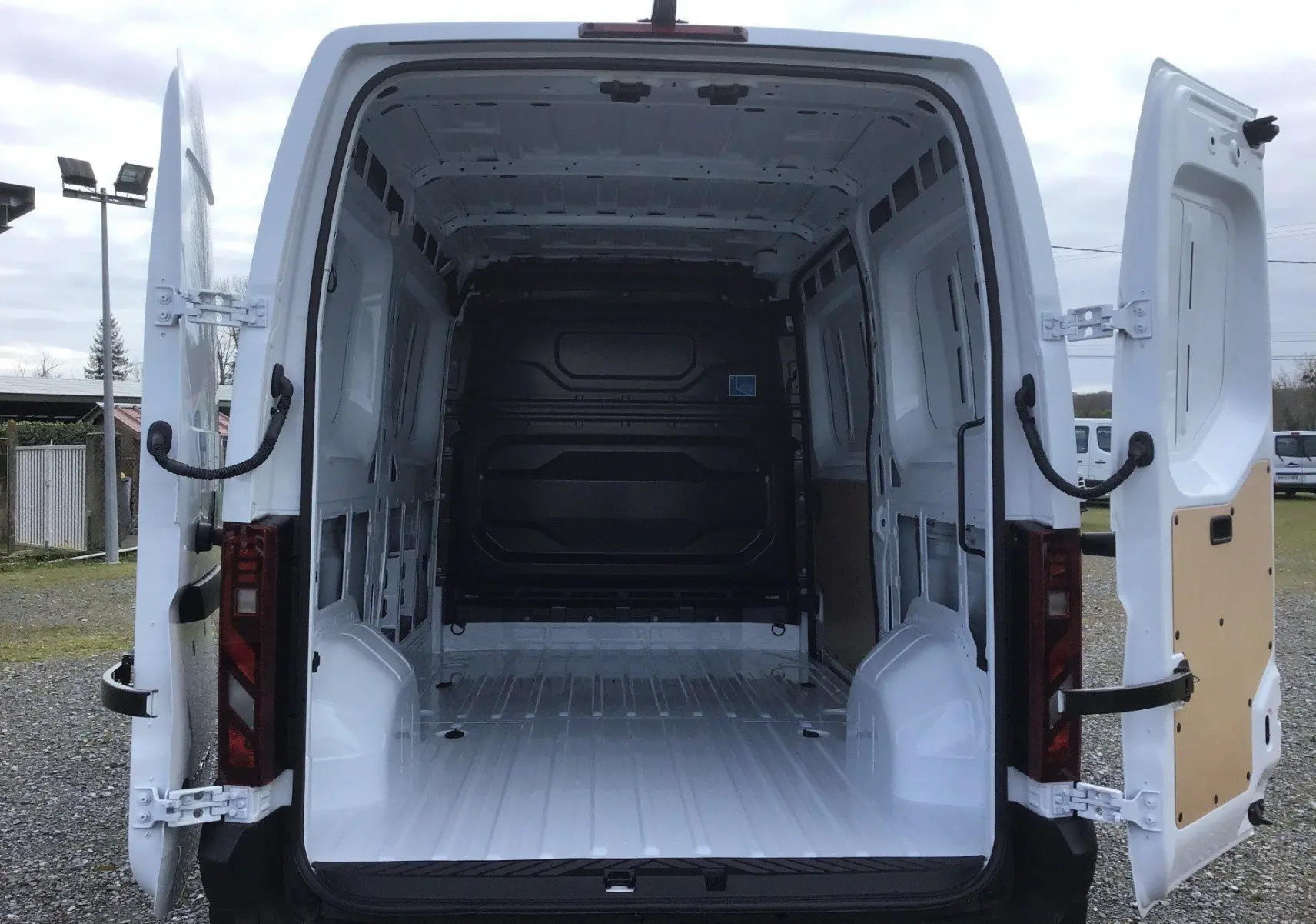 Vue arrière du Renault Master blanc L2H2 2026 avec portes ouvertes montrant l’espace de chargement vide et spacieux.