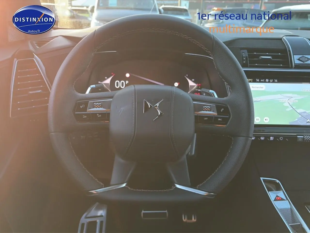 Vue intérieure centrée sur le volant cuir noir du DS7 1.5 BlueHDi 130 avec écran tactile et tableau de bord numérique.