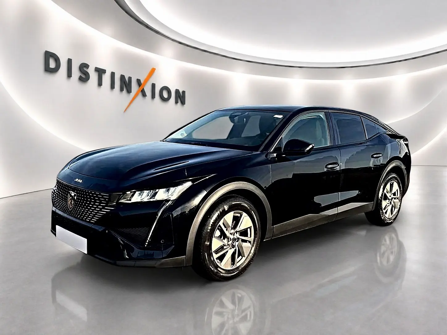 Peugeot 408 Hybrid 145 allure e-dcs6 noir en 3/4 avant droit, avec jantes alu et phares LED allumés.