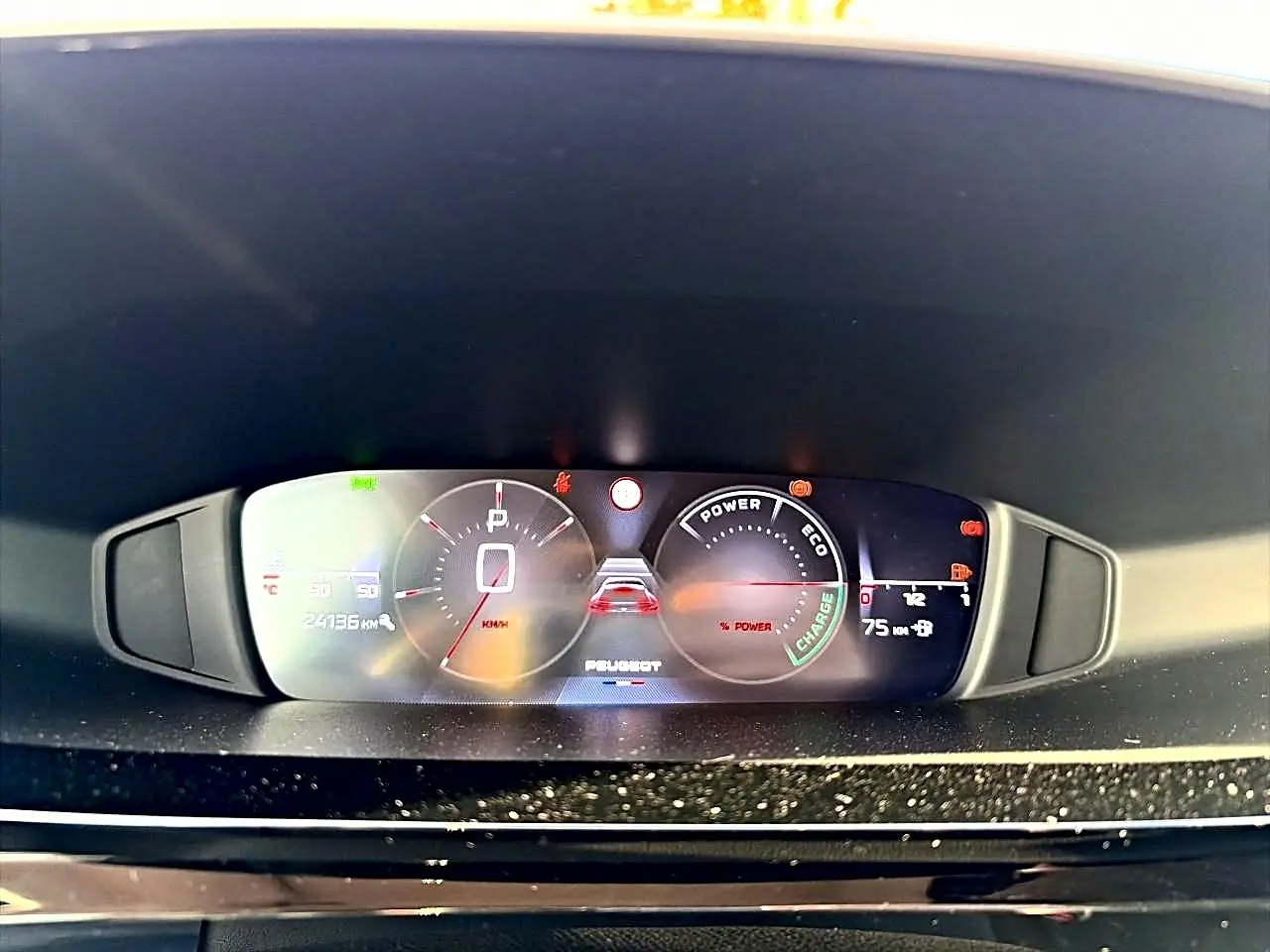 Tableau de bord numérique du Peugeot 408 Hybrid 145 allure e-dcs6, affichage des jauges et indicateurs.