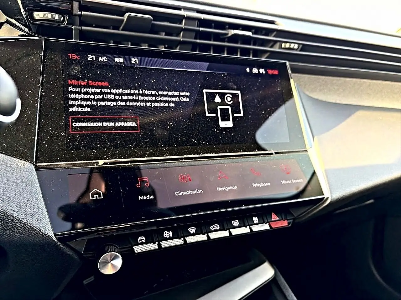 Vue rapprochée de l’écran tactile et de la console centrale noire du Peugeot 408 Hybrid 145 allure e-dcs6 2025.