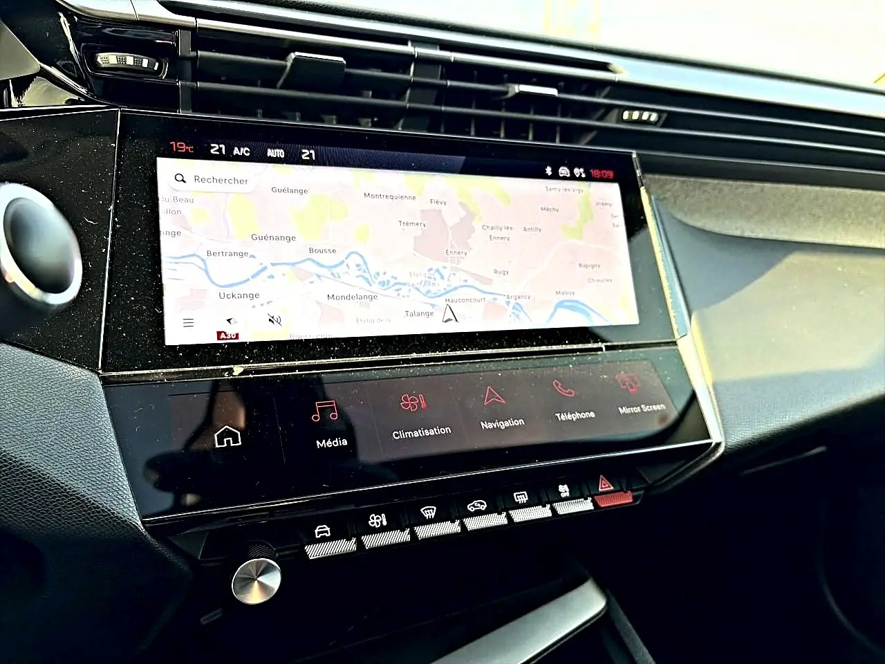 Vue rapprochée de la console centrale noire du Peugeot 408 Hybrid 145 allure 2025 avec écran tactile et commandes tactiles.