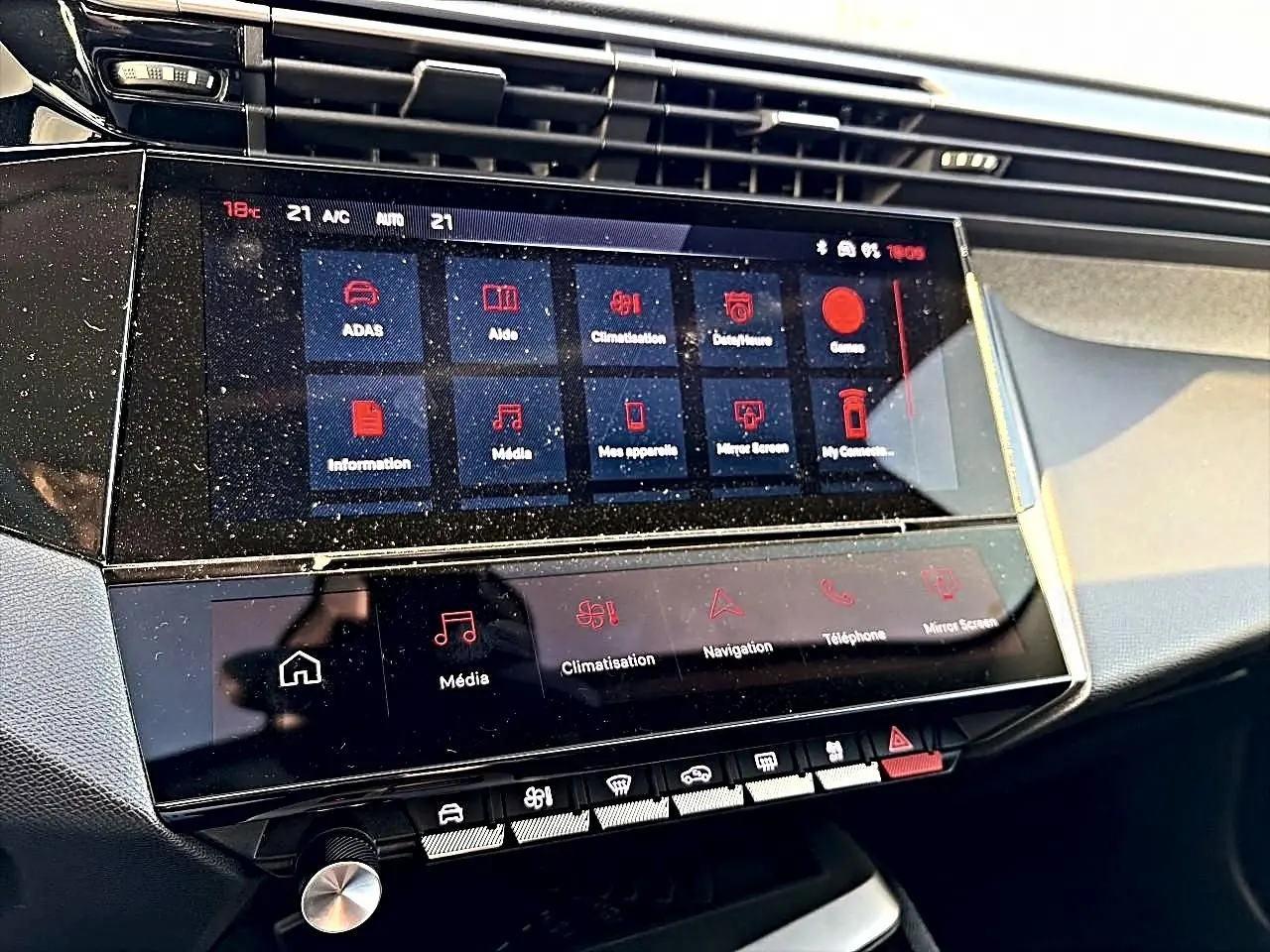 Vue rapprochée de l’écran tactile central noir du tableau de bord du Peugeot 408 Hybrid 145 allure 2025.