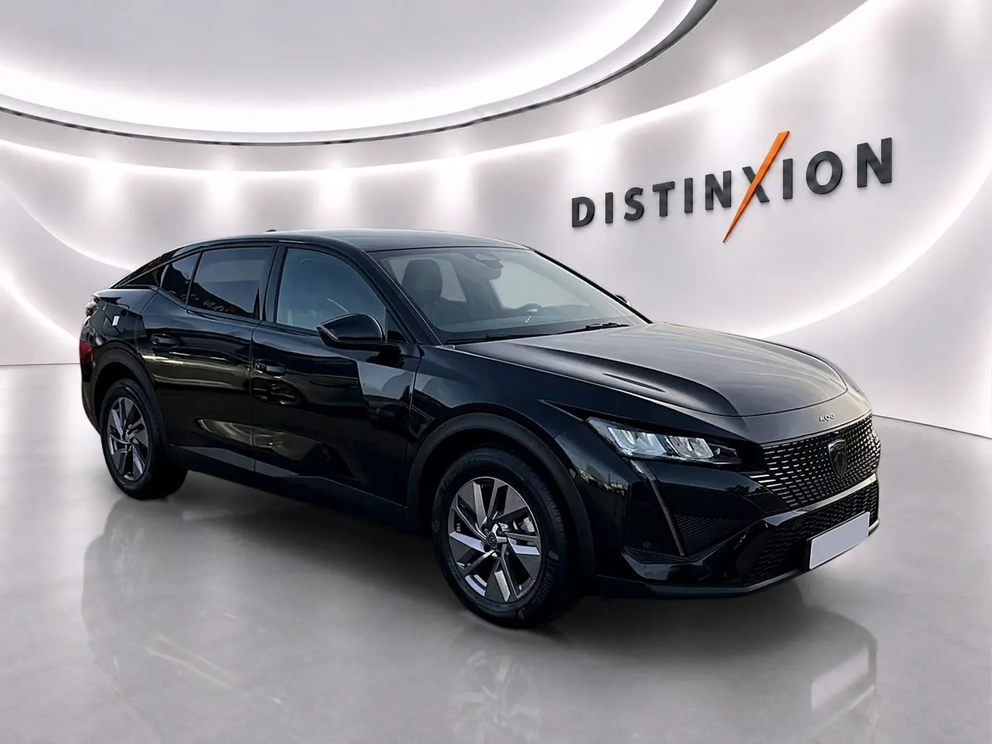 Peugeot 408 Hybrid 145 allure noir en 3/4 avant droit dans un showroom lumineux avec logo Distinxion.