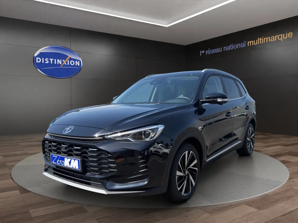 Vue 3/4 avant d’un SUV MG ZS noir avec calandre imposante et feux à LED dans un showroom.