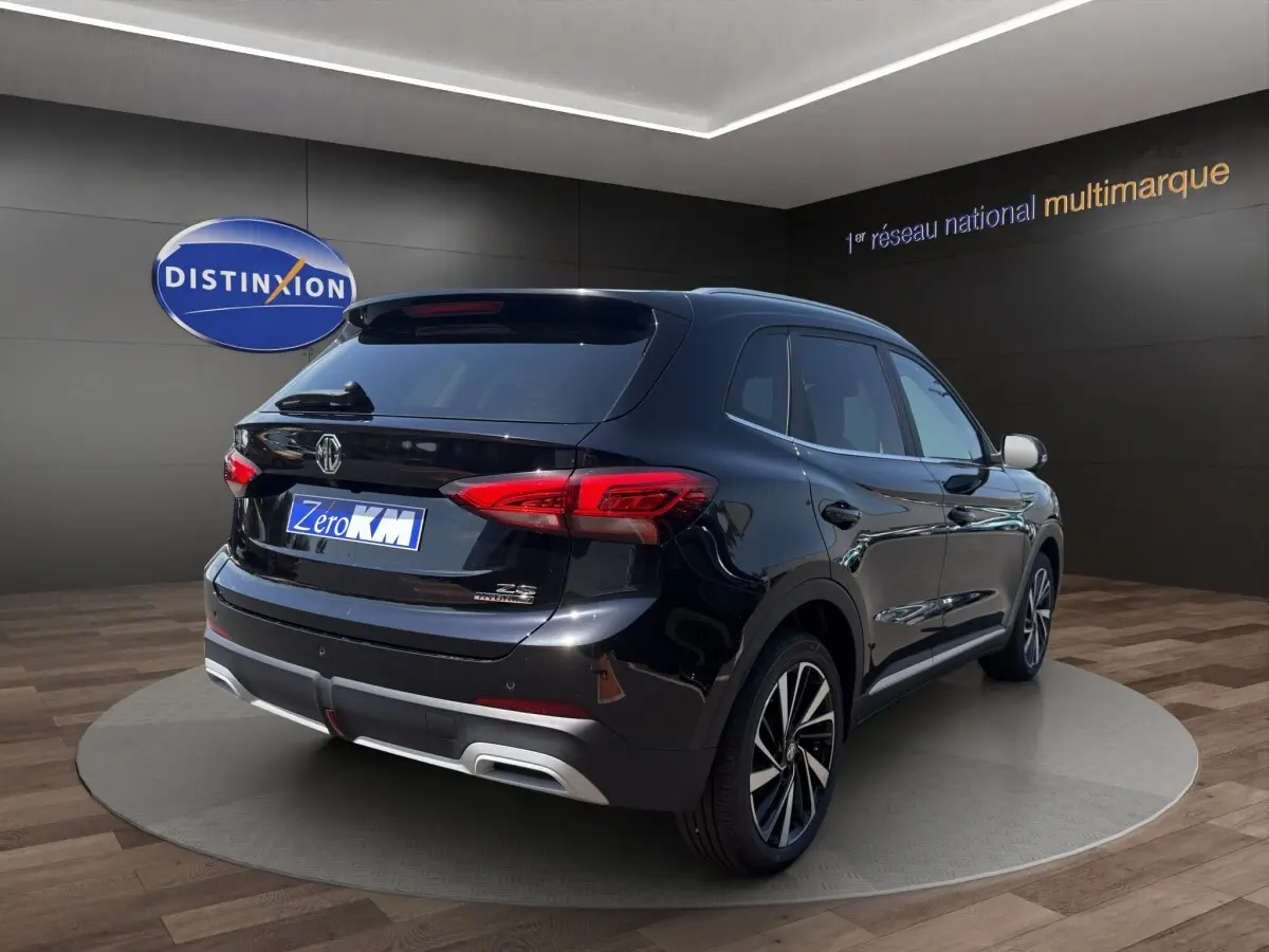 MG Motor ZS 1.5L Hybrid+ Luxury noir en 3/4 arrière droit, avec feux LED et jantes alliage visibles.