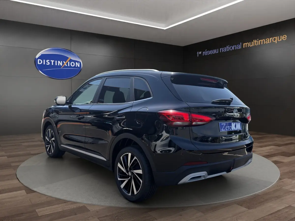 Vue 3/4 arrière droite d'un SUV MG ZS noir brillant avec feux LED et jantes alliage bicolores.