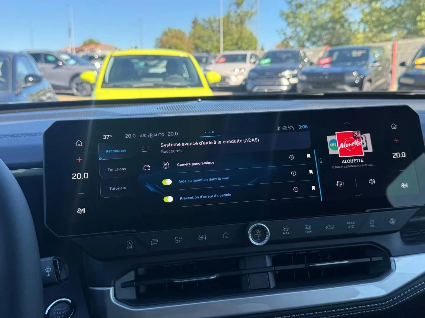 Vue intérieure du tableau de bord du Jeep Compass 2026, écran tactile affichant les aides à la conduite, ambiance moderne.