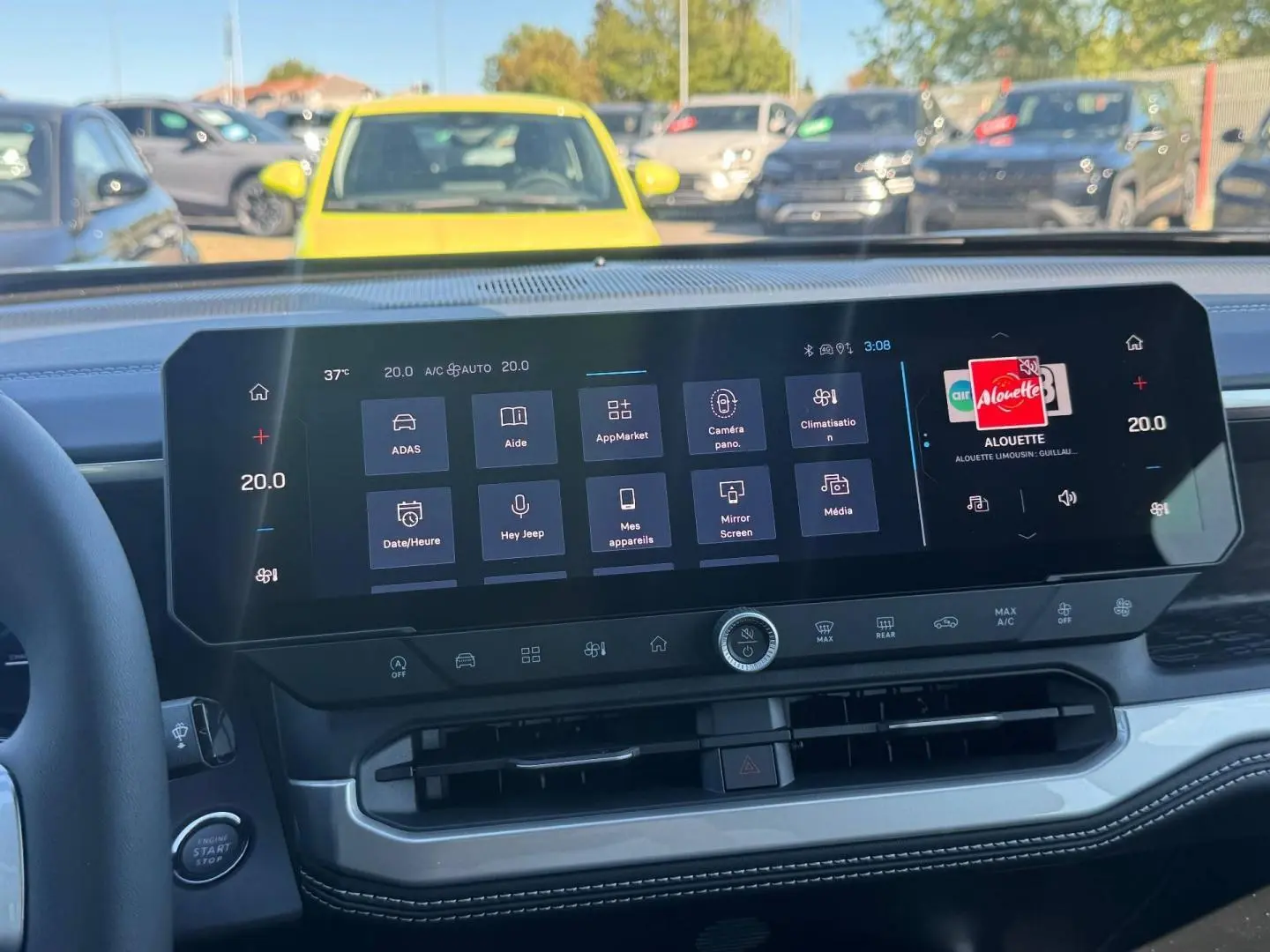 Vue intérieure du tableau de bord du Jeep Compass 2026 avec écran tactile large et commandes climatisation intégrées.