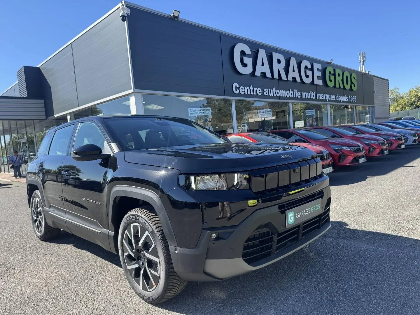 Jeep Compass 2026 Vulcano vue 3/4 avant droit, avec calandre noire et jantes alliage distinctives.