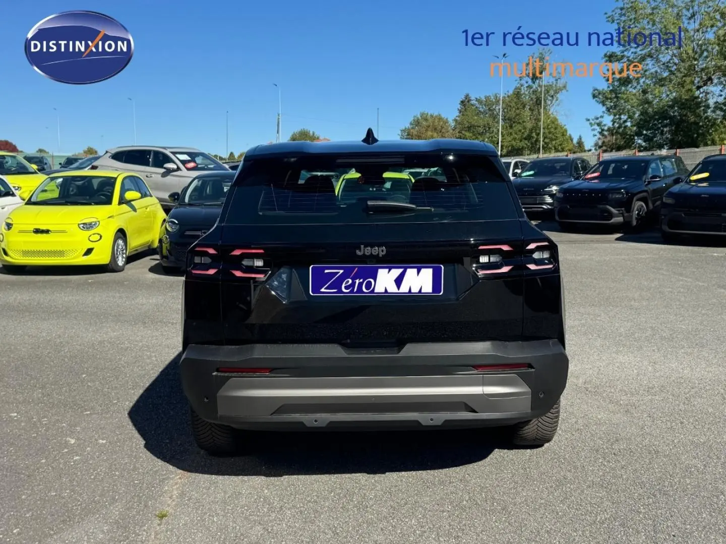 Vue arrière d'un Jeep Compass 2026 noir Vulcano, avec feux arrière LED et bouclier gris contrastant.