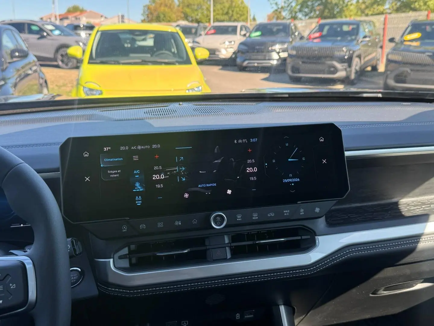Vue intérieure du tableau de bord du Jeep Compass 2026 avec écran tactile large et volant partiel visible.