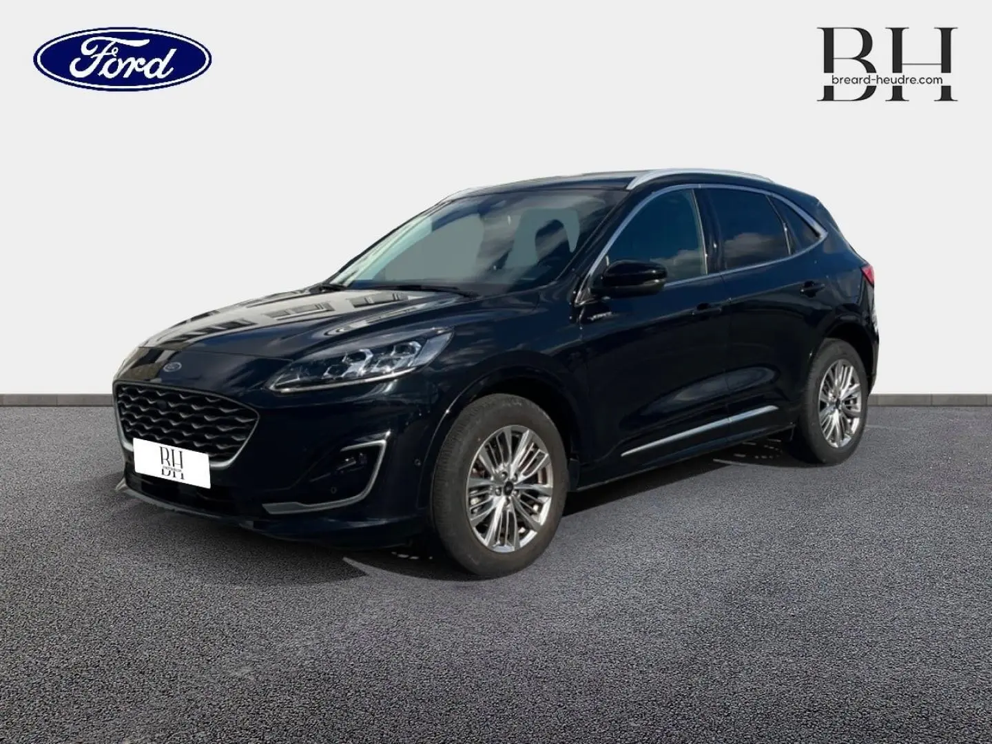 Ford Kuga noir Agate métallisé en vue 3/4 avant droit, avec jantes alliage et vitres surteintées.