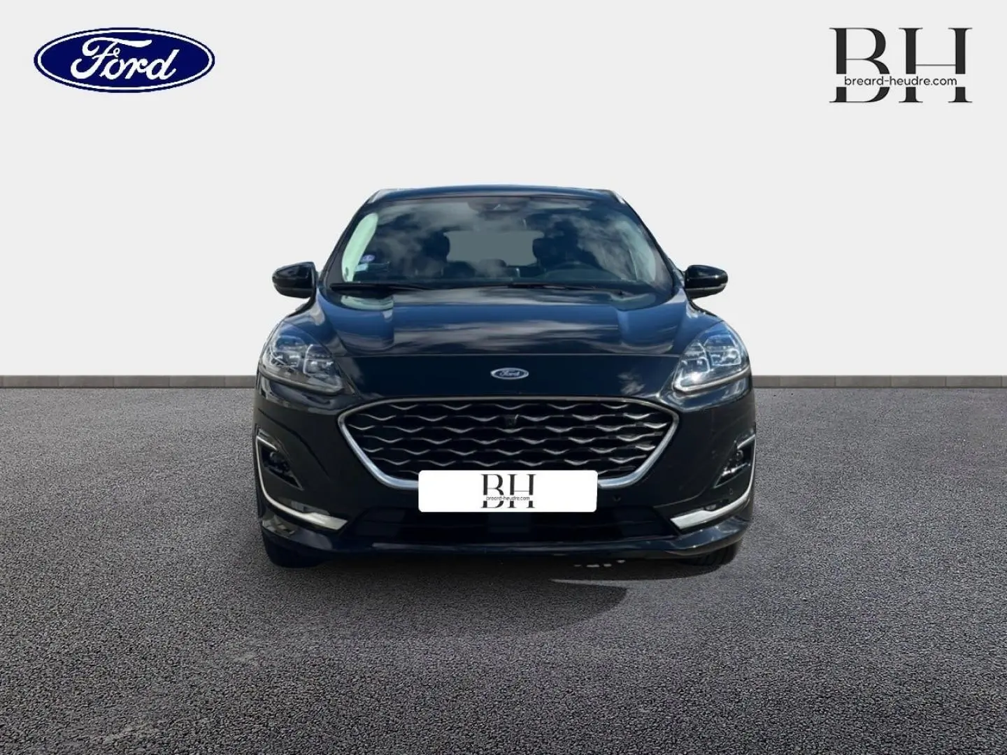 Vue avant d'un Ford Kuga 2023 noir Agate Métallisé avec calandre large et phares LED distinctifs.