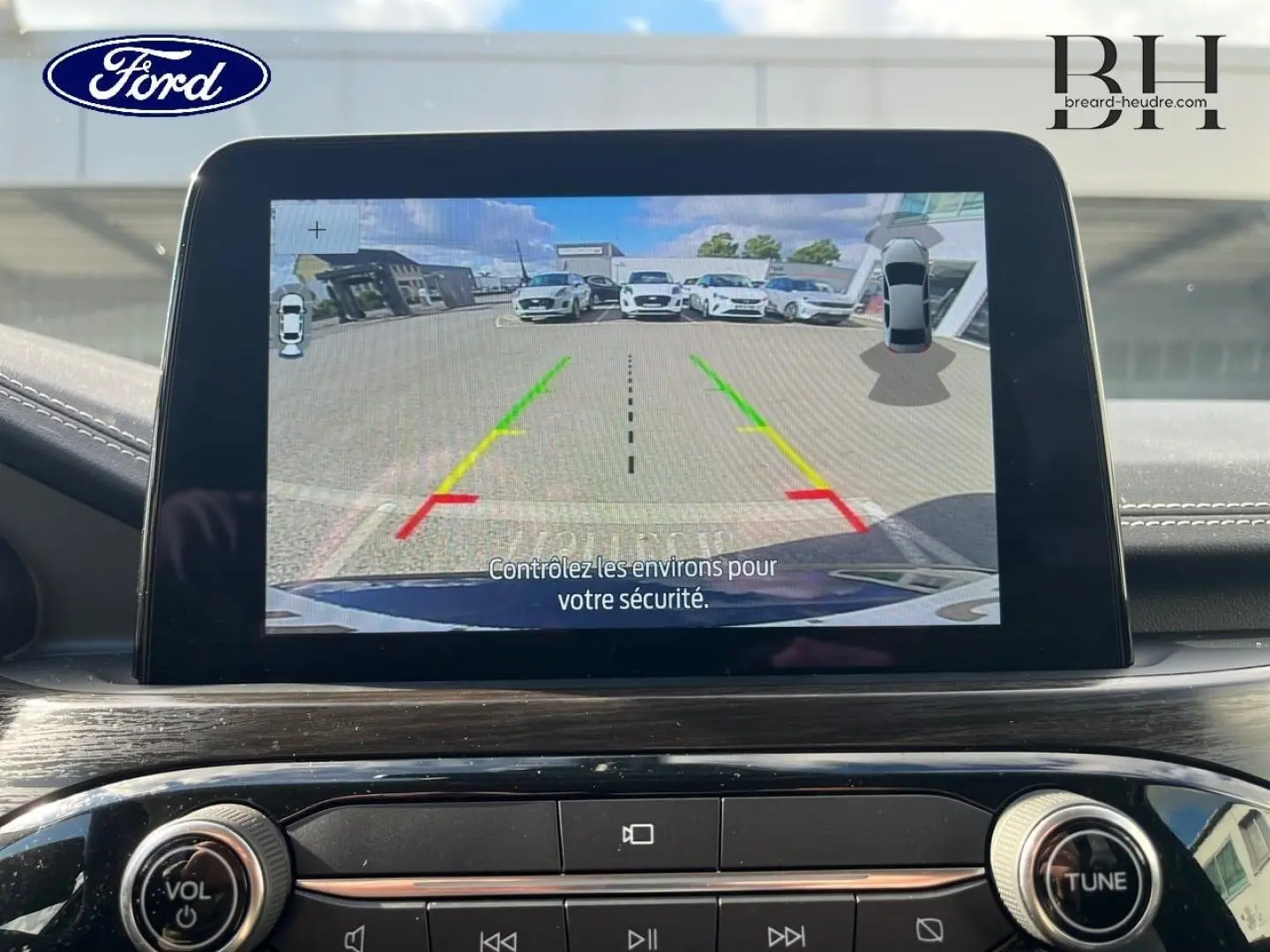 Écran tactile intérieur montrant la caméra de recul du Ford Kuga noir Agate, avec guidage de trajectoire coloré.