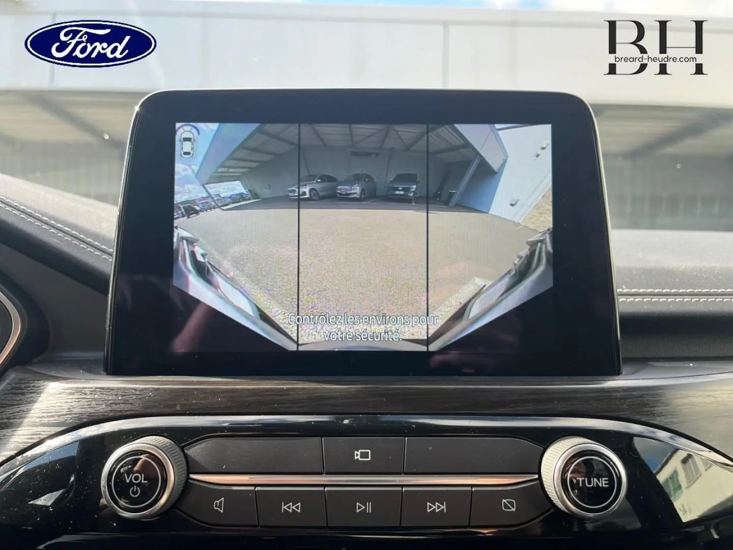 Écran tactile intérieur montrant la caméra de recul du Ford Kuga noir Agate, vue du tableau de bord central.