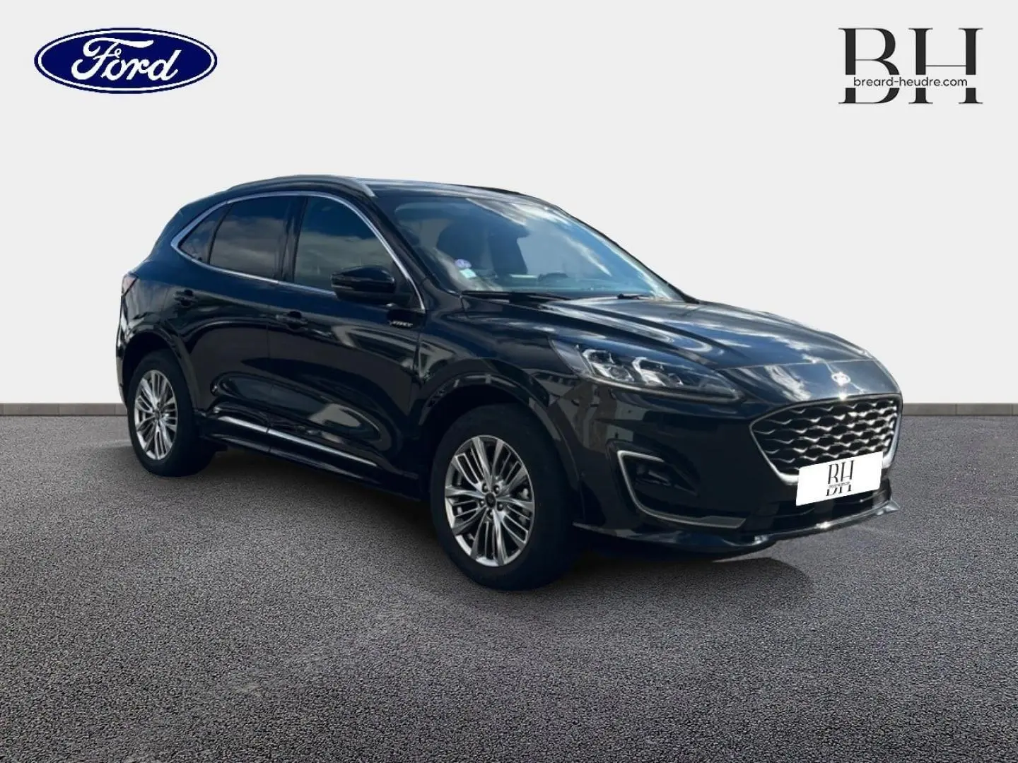 Ford Kuga noir Agate métallisé en 3/4 avant droit, avec jantes alliage et vitres surteintées visibles.