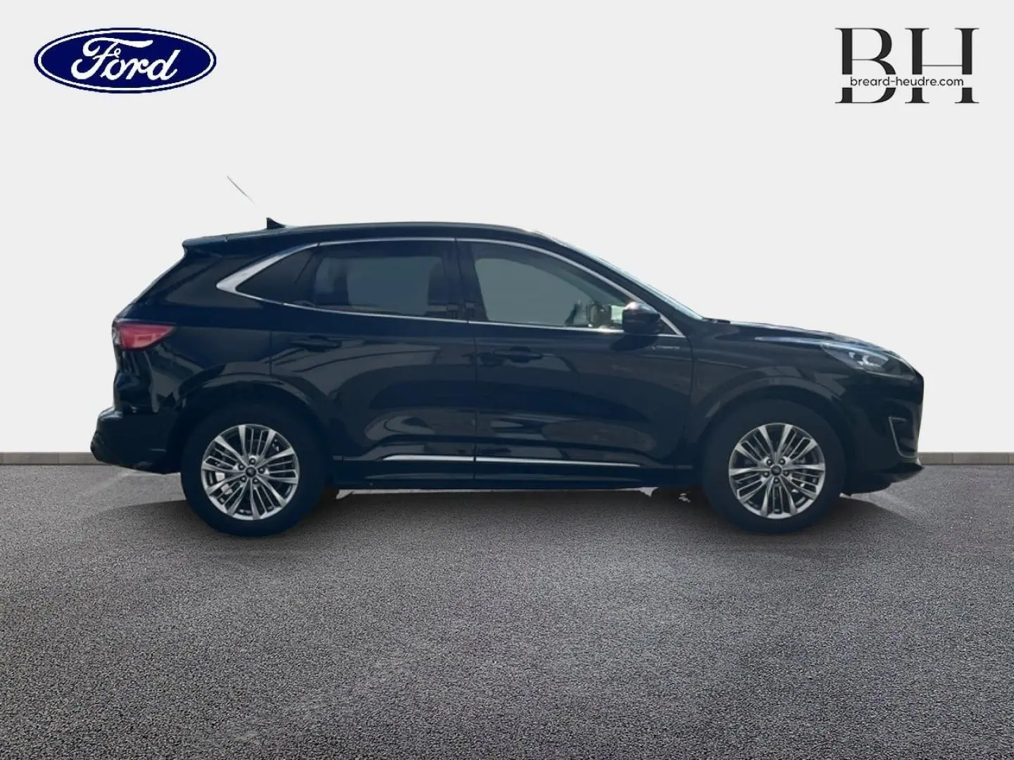Ford Kuga 2023 noir Agate métallisé en profil droit, avec jantes alliage et vitres surteintées visibles.