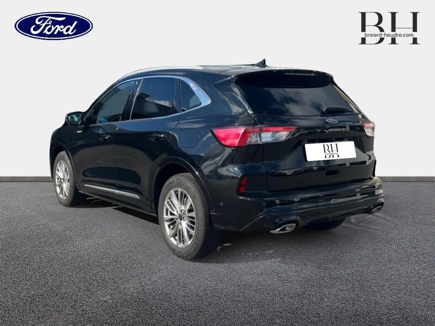 Ford Kuga noir Agate métallisé, vue 3/4 arrière droit, avec jantes alu et feux arrière LED distinctifs.