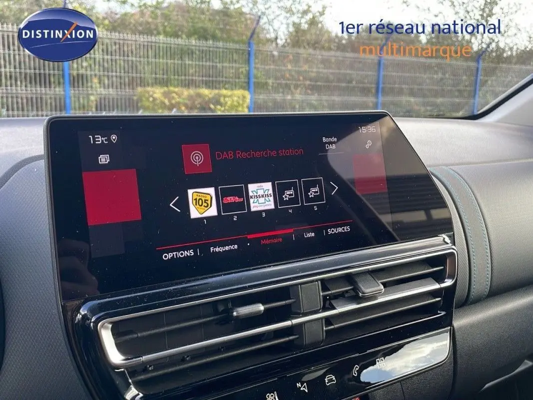Écran tactile central affichant la radio DAB dans l'habitacle du Citroën C5 Aircross Bleu Eclipse Metal 2025.
