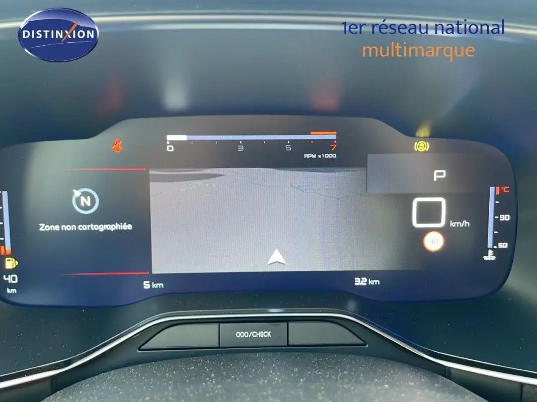 Tableau de bord numérique du Citroën C5 Aircross 2025 affichant la navigation et les indicateurs de vitesse et température.