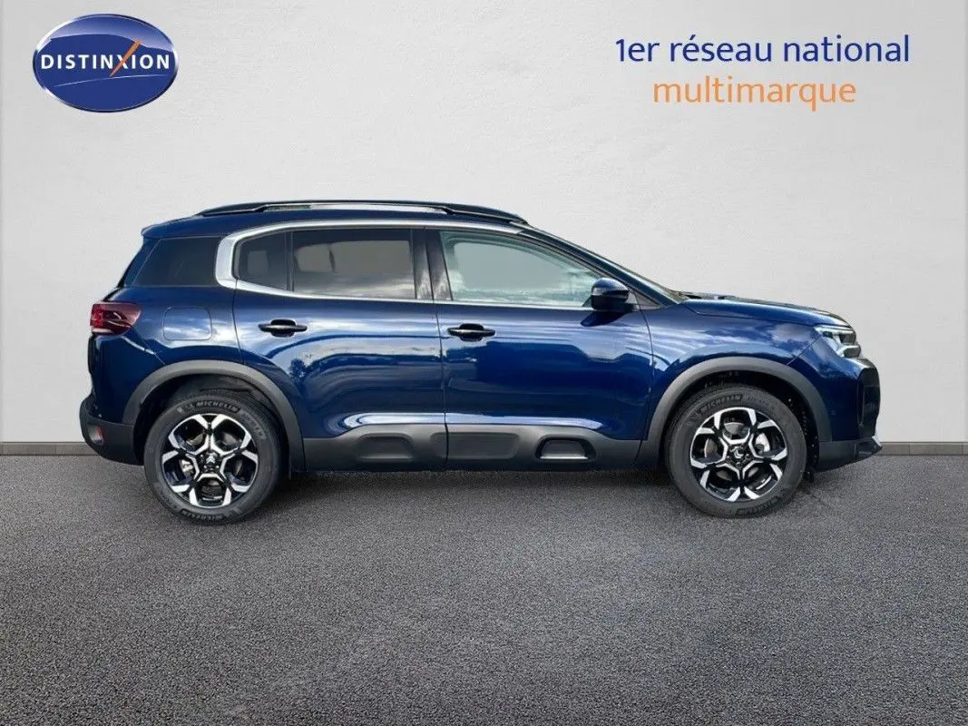 Profil droit d'un Citroën C5 Aircross 2025 bleu Eclipse Metal avec jantes alliage noires et toit noir contrasté.