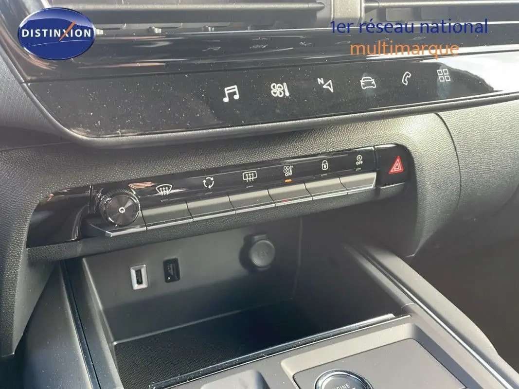 Détail de la console centrale noire du Citroën C5 Aircross 2025 avec commandes climatisation et ports USB visibles.