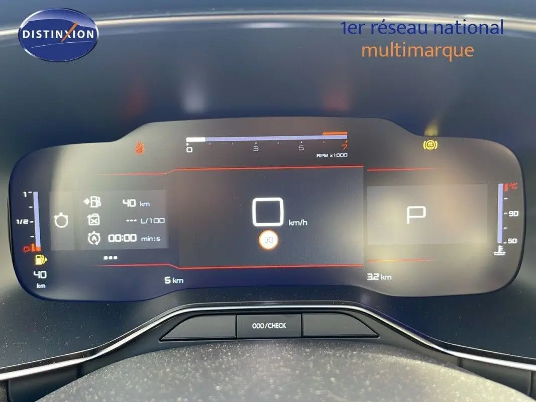 Tableau de bord numérique du Citroën C5 Aircross 2025 affichant vitesse, régime moteur et jauges en vue frontale rapprochée.