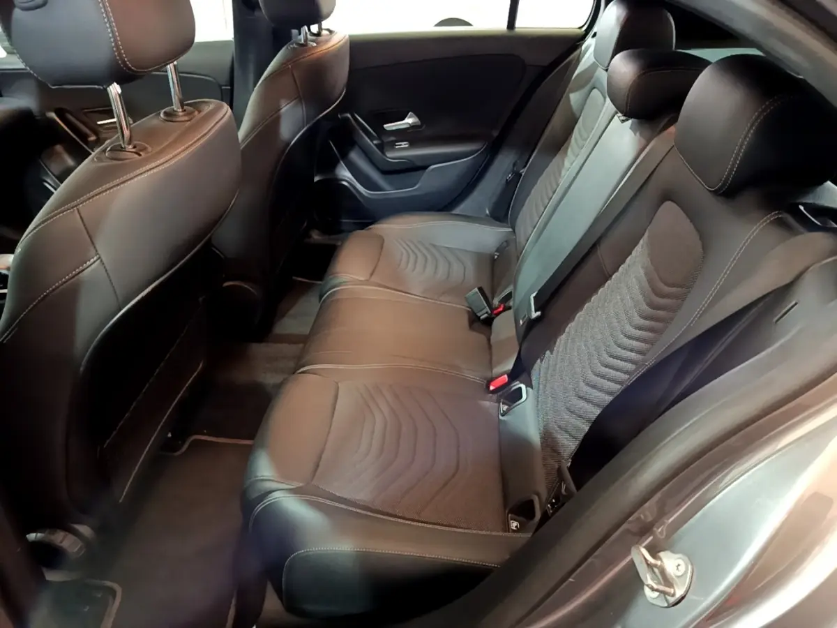 Vue intérieure côté droit sur la banquette arrière en cuir noir et tissu gris d'une Mercedes Classe A 180 d Business Line 2021.