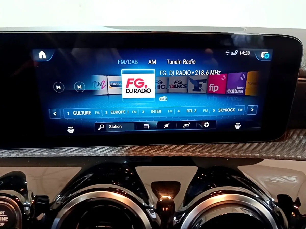Écran tactile central de 10,3 pouces avec interface radio FM/DAB dans le tableau de bord d’une Mercedes Classe A 180 d.