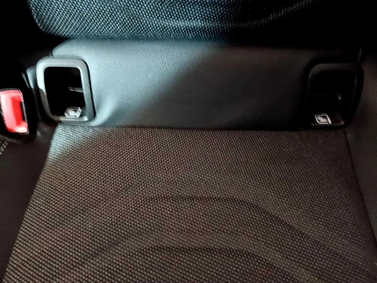 Gros plan sur la banquette arrière en tissu gris foncé avec attaches Isofix visibles dans une Mercedes Classe A 180 d.
