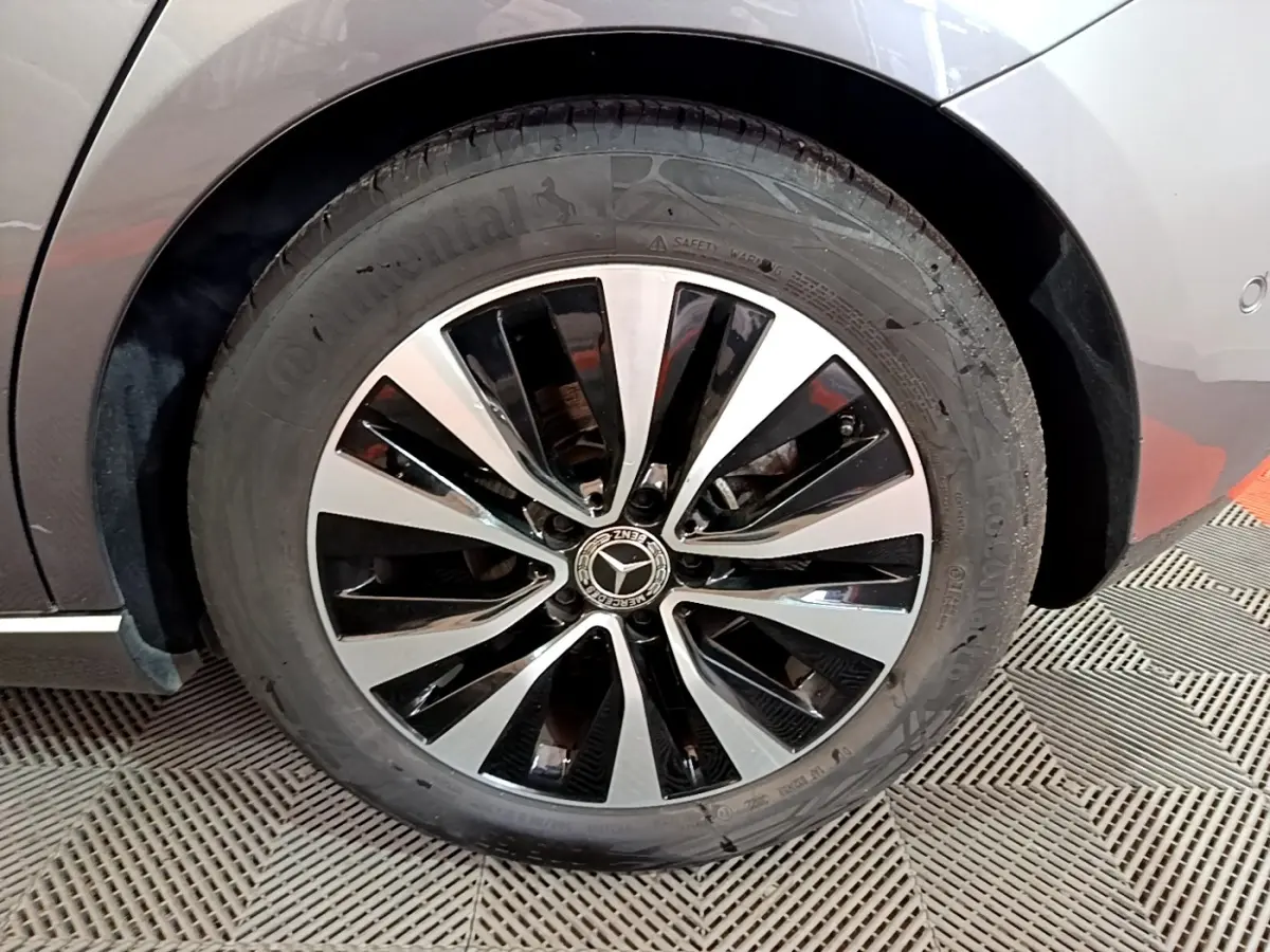 Gros plan sur la roue avant droite d’une Mercedes Classe A 180 d Business Line gris foncé avec jante alliage bicolore.