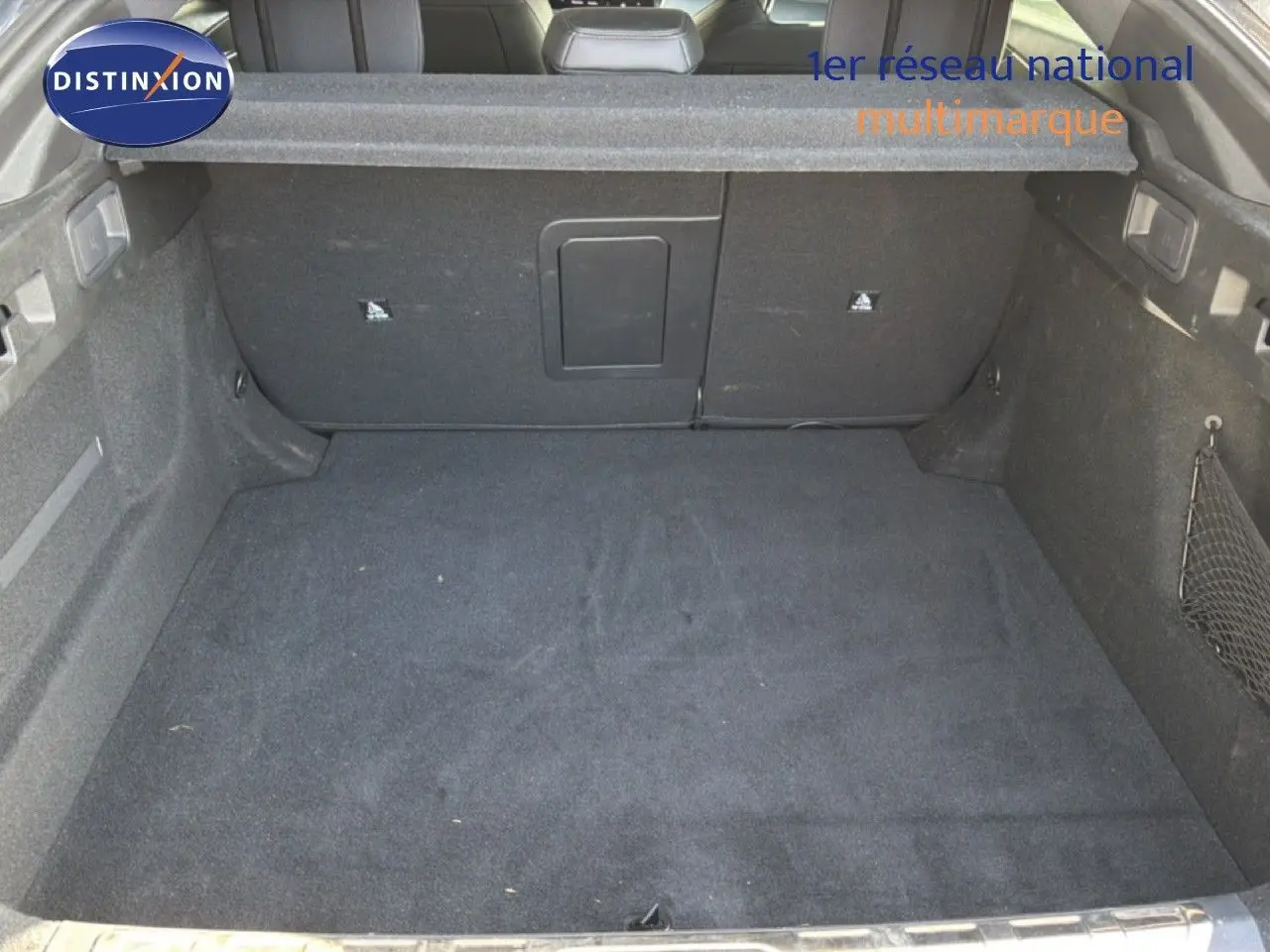 Coffre spacieux vu de l'arrière d'une Peugeot 408 1.2 Hybrid 145ch GT gris selenium metal, intérieur noir.