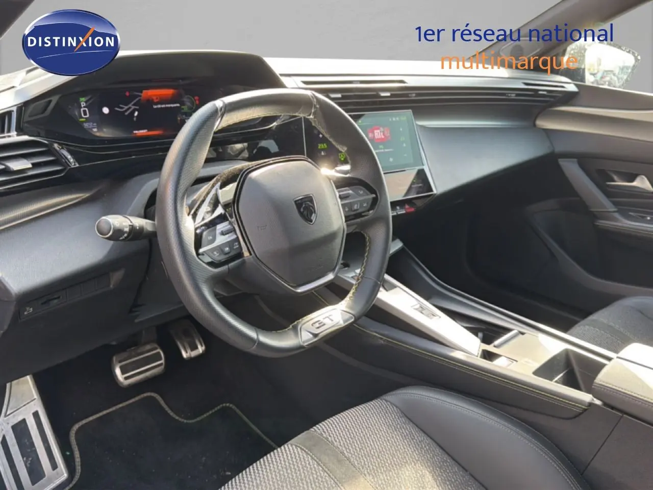 Vue intérieure côté conducteur de la Peugeot 408 GT 2025, volant cuir GT et tableau de bord numérique moderne.