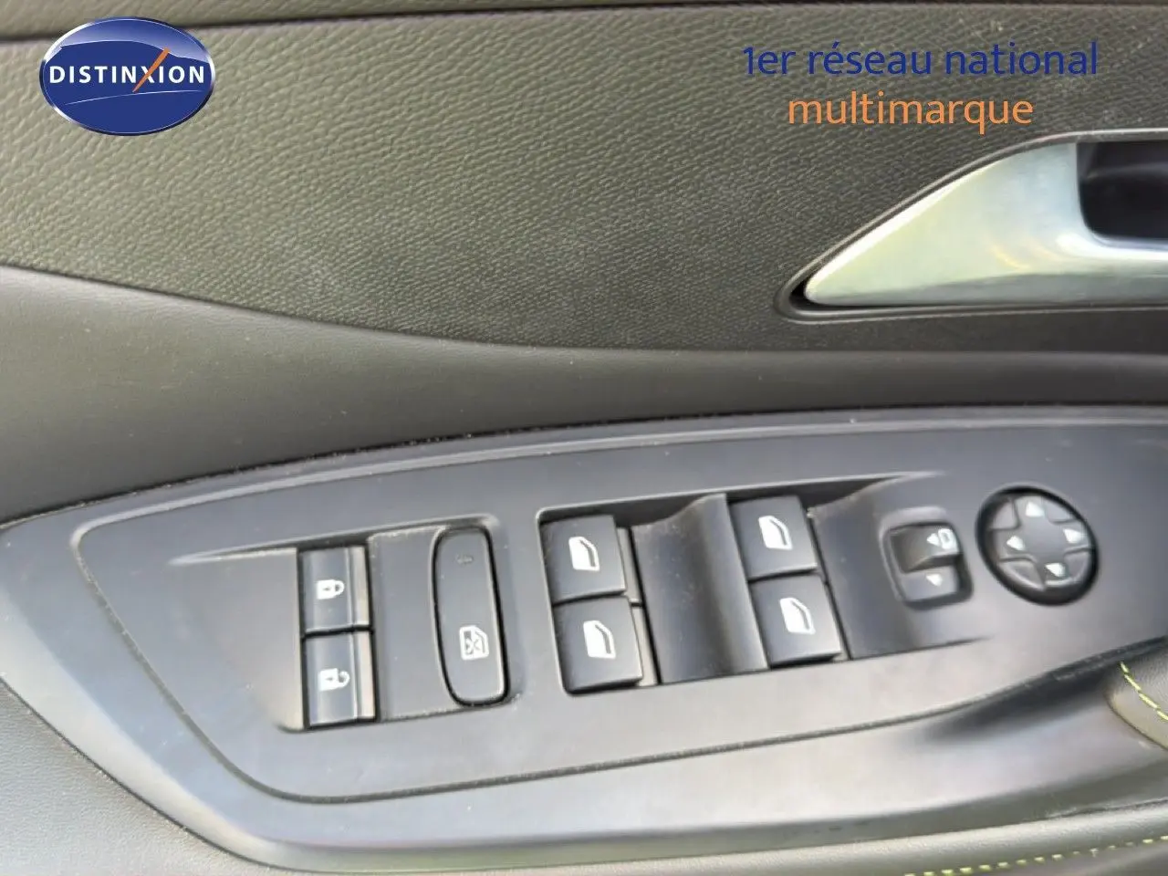 Vue rapprochée des commandes de lève-vitres et rétroviseurs sur la portière côté gauche d’une Peugeot 408 gris selenium metal.