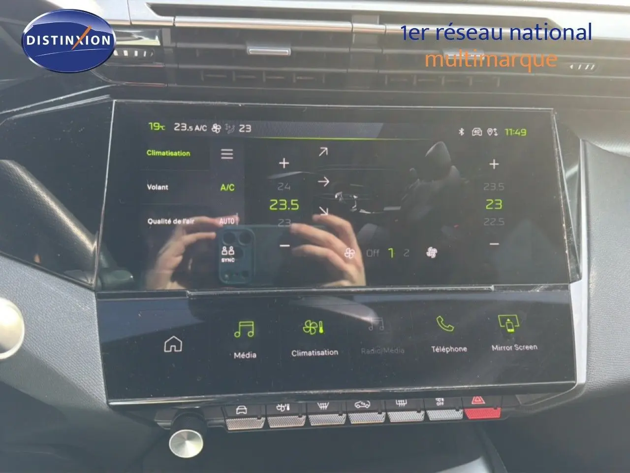 Vue rapprochée de l'écran tactile central de la Peugeot 408 gris Selenium Metal, affichant la climatisation.