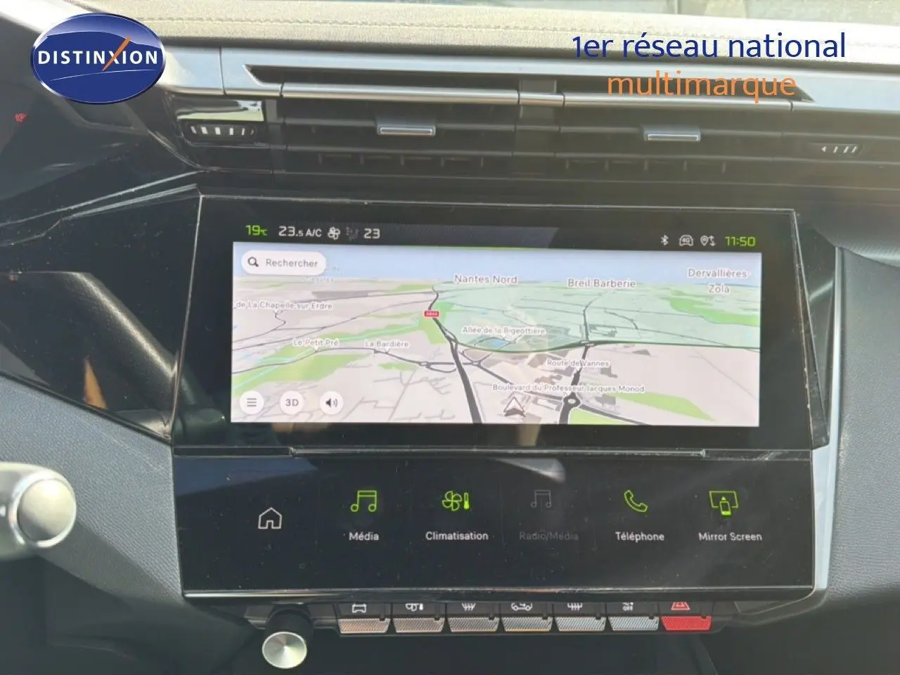 Vue rapprochée de l’écran tactile central du tableau de bord de la Peugeot 408 gris Selenium 2025 avec navigation affichée.