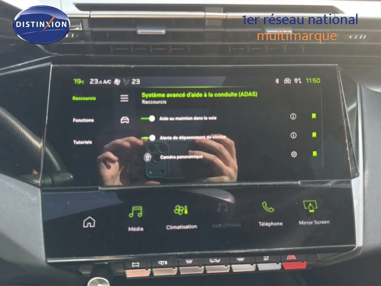 Écran tactile central du Peugeot 408 gris Selenium, affichant les options avancées d’aide à la conduite.