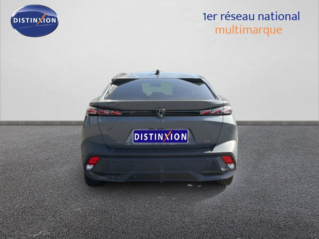 Vue arrière d'une Peugeot 408 gris selenium metal 2025 avec feux LED et logo distinctif GT visible.