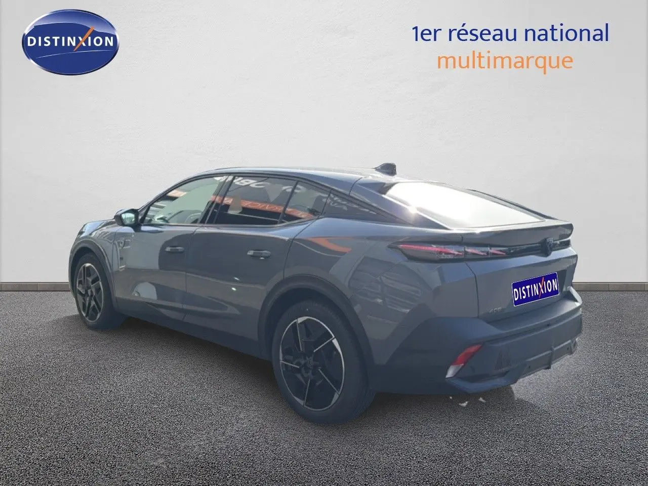 Vue 3/4 arrière droite d'une Peugeot 408 gris selenium métal avec jantes noires et feux arrière LED.