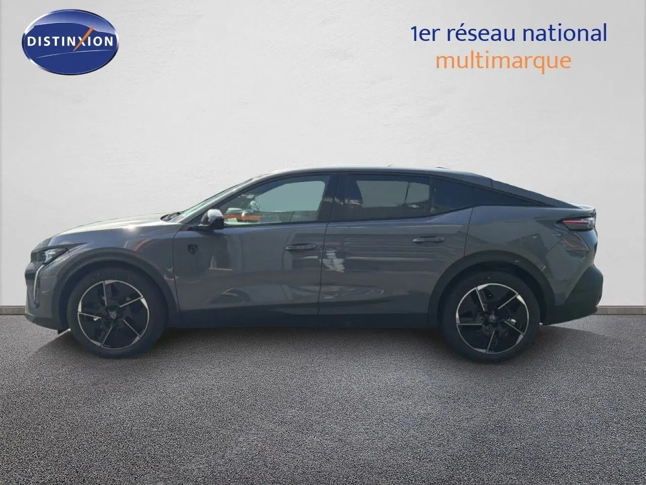 Vue latérale droite d'une Peugeot 408 1.2 Hybrid 145ch GT gris selenium metal avec jantes noires et toit plongeant.