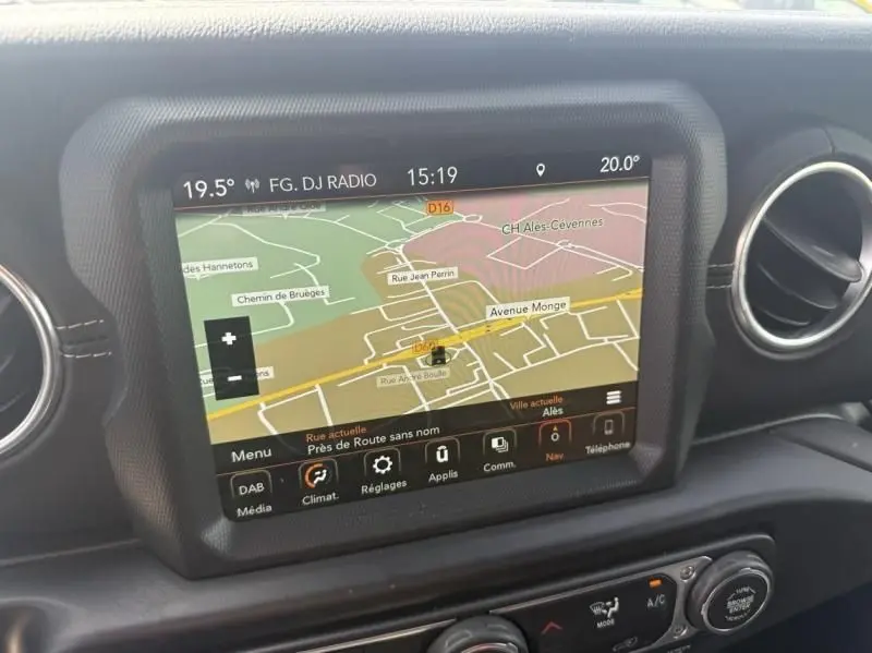 Écran tactile central du Jeep Wrangler Sahara 2022 montrant la navigation GPS, entouré de la console noire intérieure.