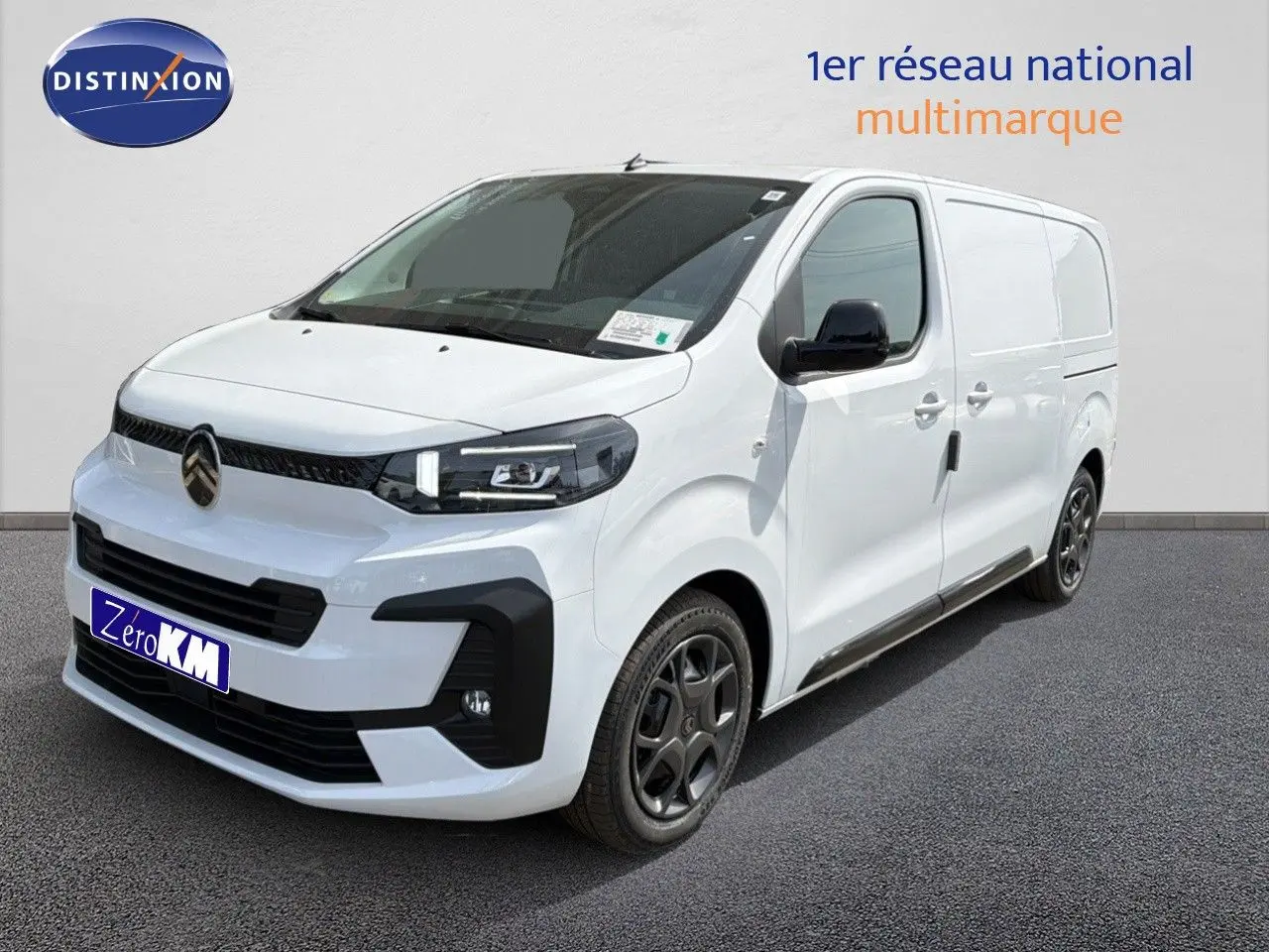 Vue 3/4 avant droite d'un Citroën Jumpy blanc Kaolin avec calandre noire et jantes foncées distinctives.