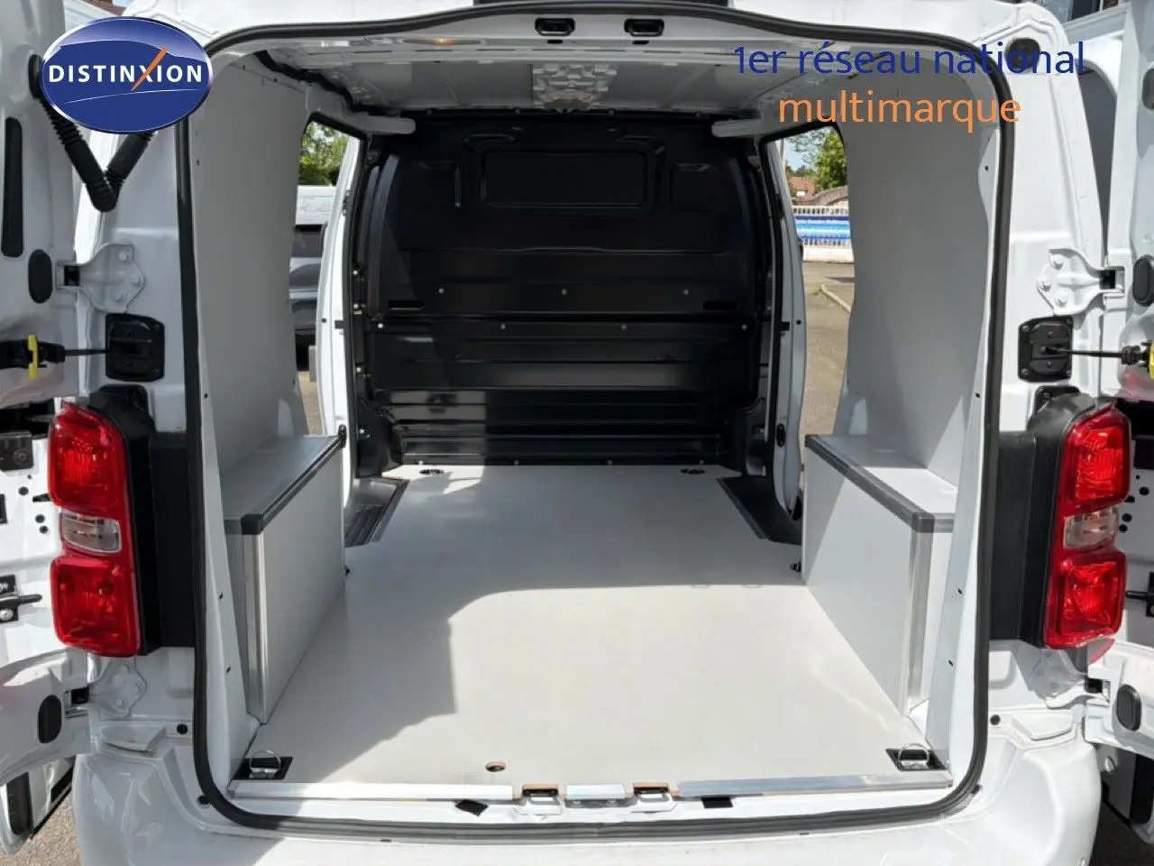 Vue arrière ouverte du Citroën Jumpy blanc Kaolin, montrant l’espace de chargement vide et aménagé du fourgon.