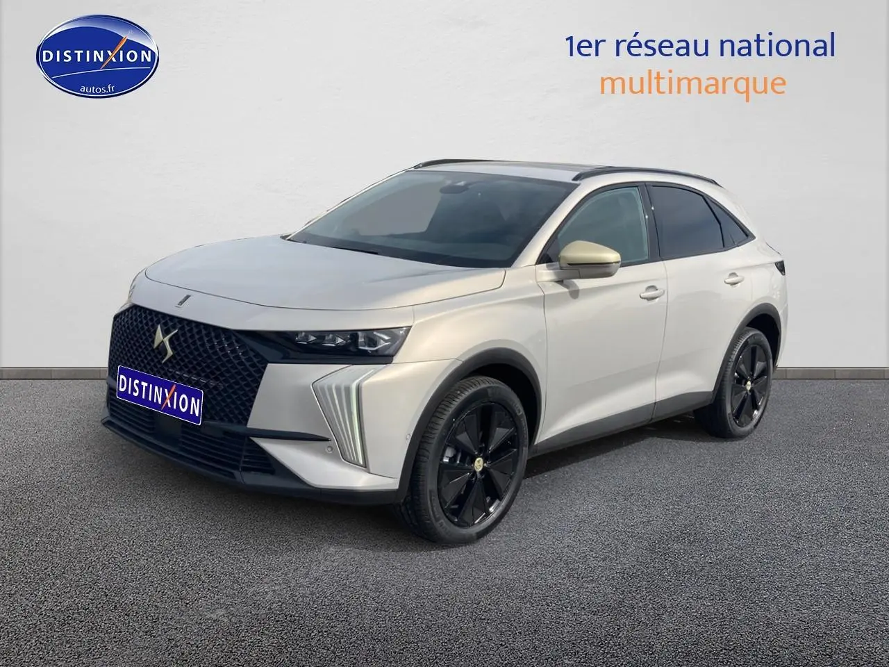 DS7 1.5 BlueHDi 130 Crystal Pearl en 3/4 avant droit, avec calandre noire et jantes alu noires brillantes.