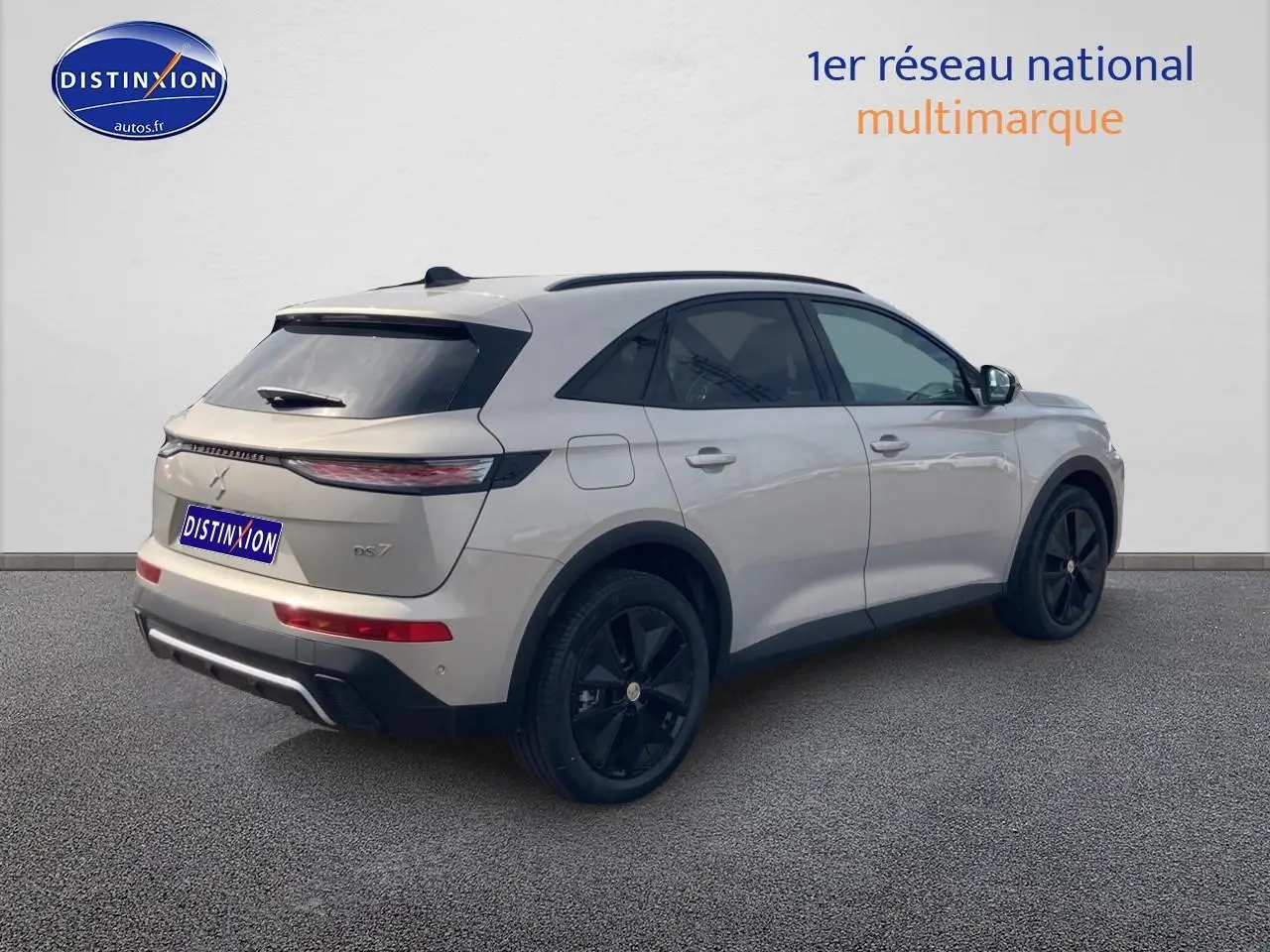 Vue 3/4 arrière droite d’un DS7 Crystal pearl avec jantes noires et feux arrière LED étirés.