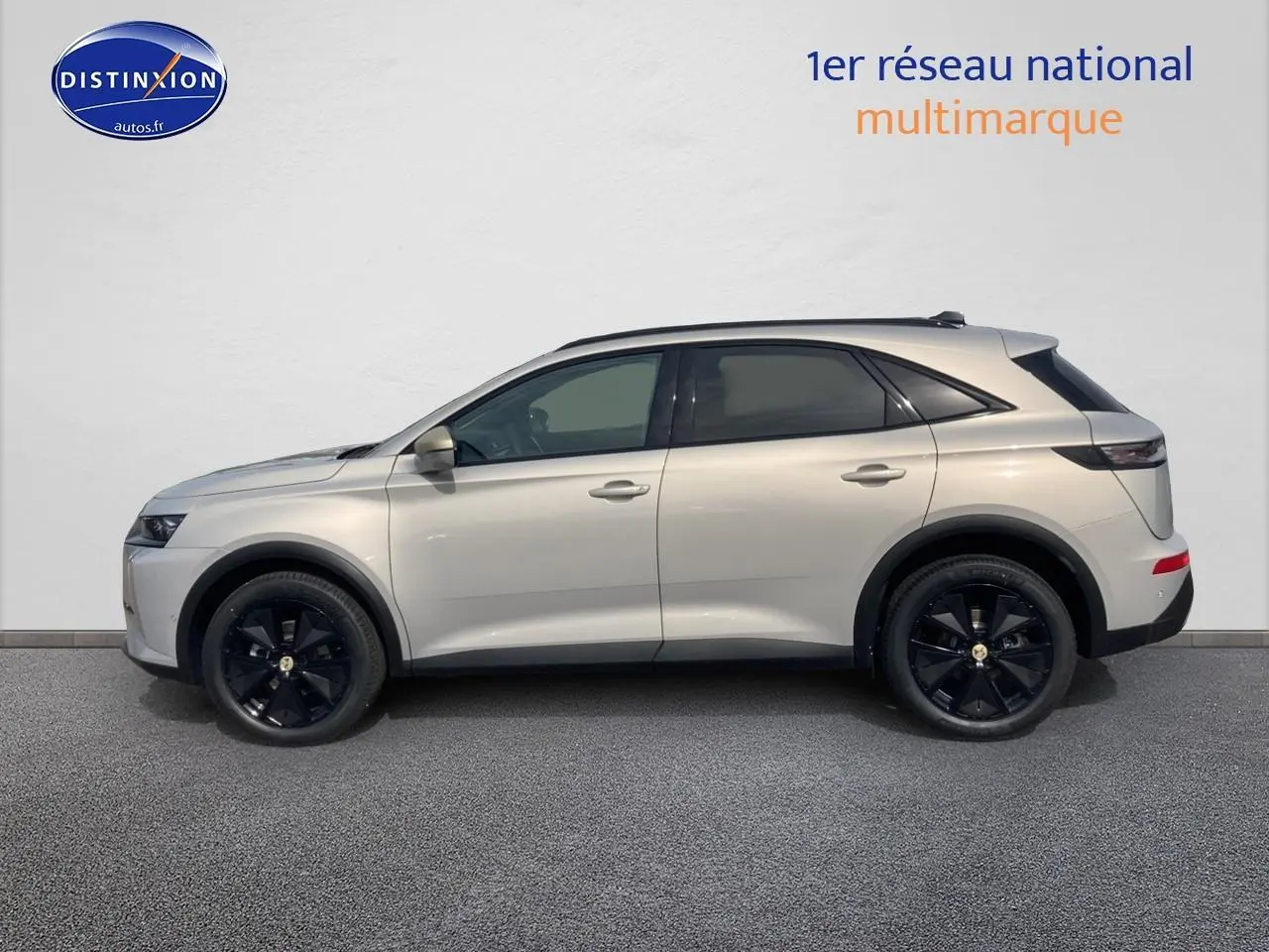 Vue latérale droite du DS7 1.5 BlueHDi 130 Crystal Pearl avec jantes noires et vitrage surteinté.